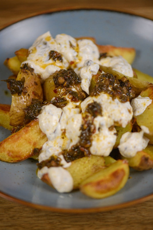 Knusprige Ofenkartoffeln mit Quark-Kräutersalsa
