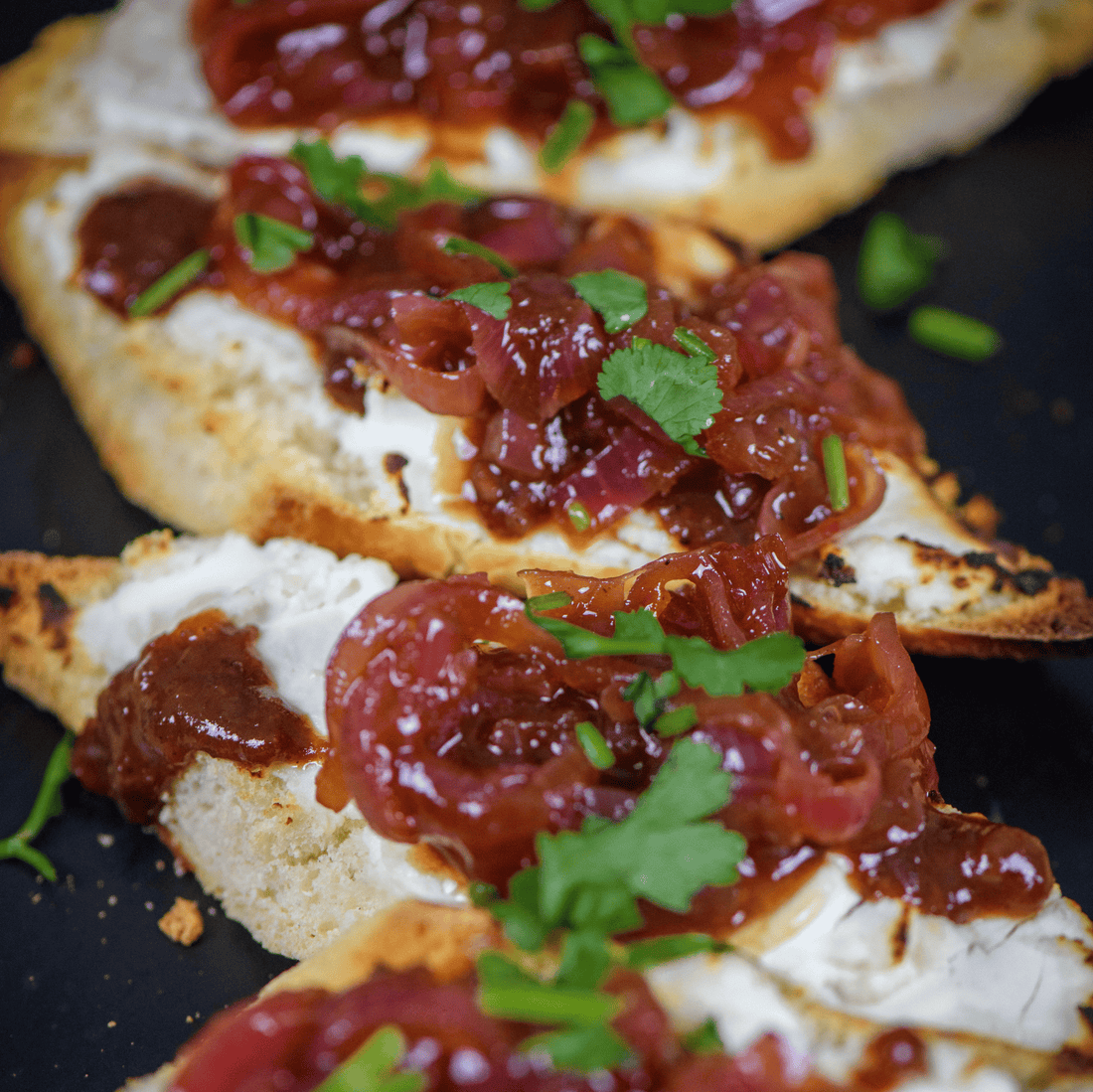 Knuspriges Pariserbrot mit Chavroux & Pflaumen Habanero Sauce