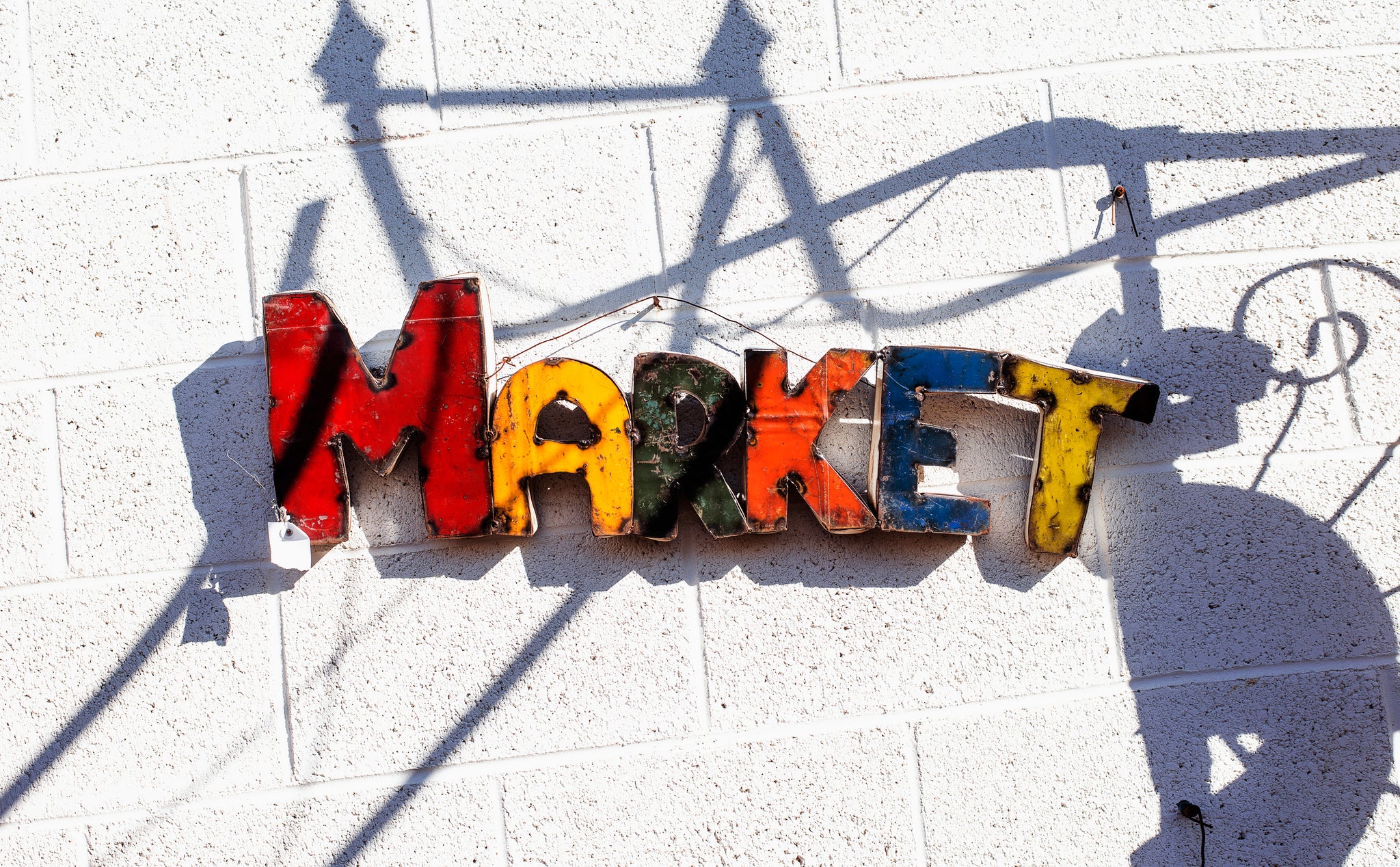 Spezialitätenmarkt mit Pflanzen und Delikat.